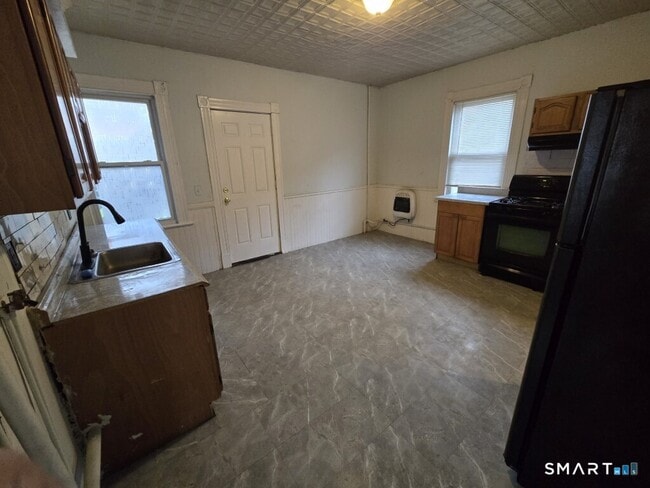 Building Photo - 779 E Main St