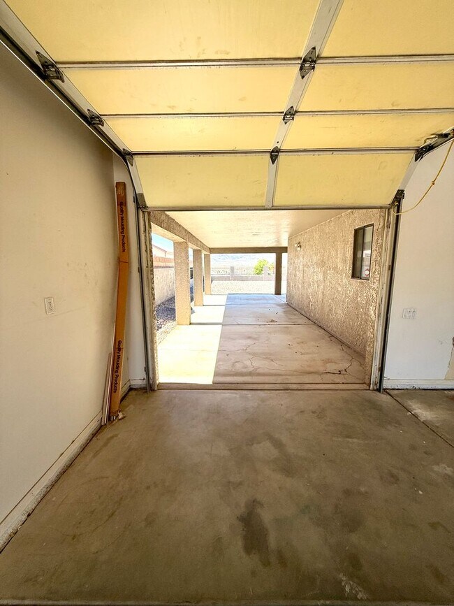 Building Photo - Custom 3 Bedroom, 2.5 Bath Home w/Bonus Ro...