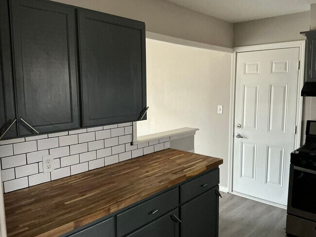 Building Photo - 3 bed 1 bath 1 car, fenced yard, one car garage! Moore Schools