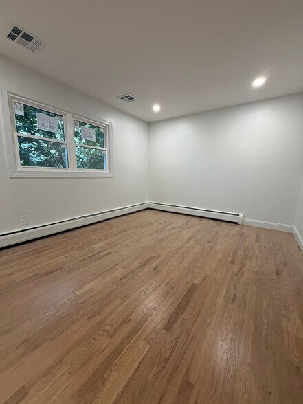 Building Photo - 6 Oak Ln