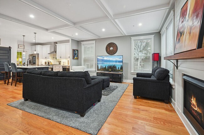 Building Photo - Stunning 4 BR/3.5 BA Single-Family Home in...