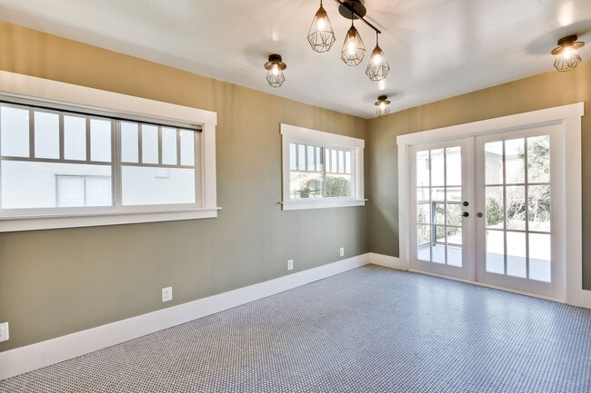 Building Photo - Updated Bungalow located in Downtown Redwood City & 15 miles from SF International Airport
