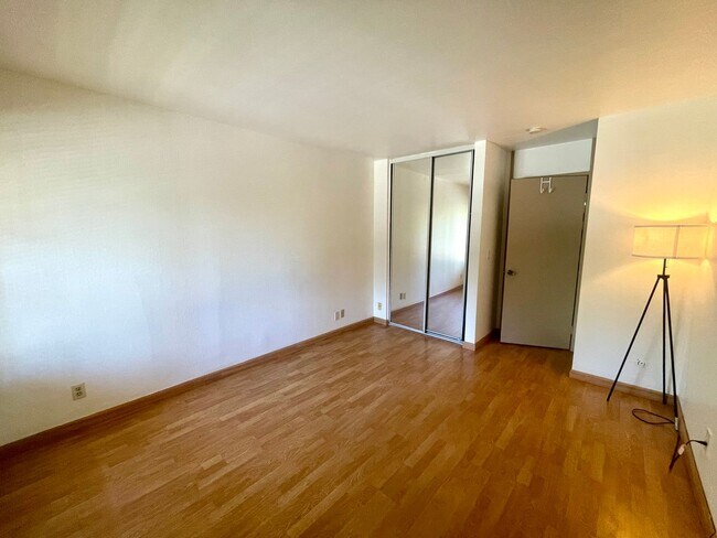 Building Photo - 1 Bedroom Condo Near Downtown WC