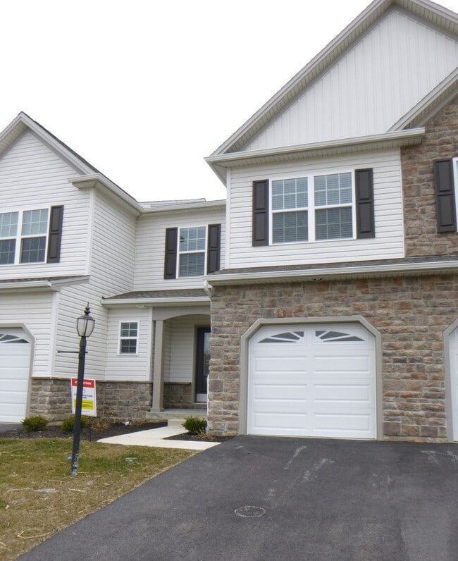 Building Photo - Luxury Townhome!