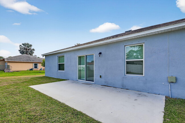 Building Photo - 657 NE Horizon Ln