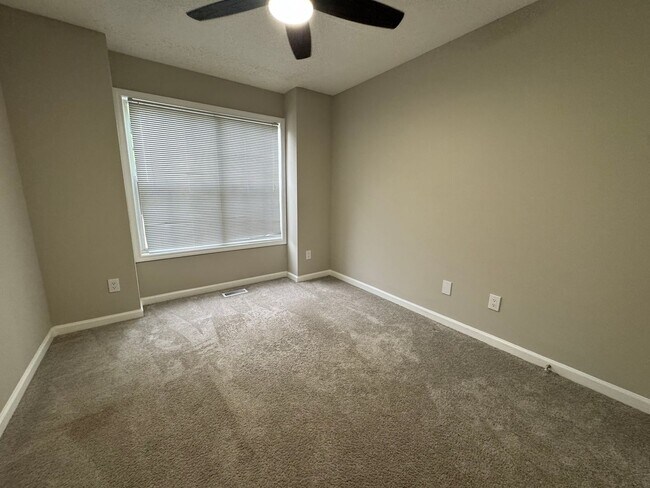 Building Photo - 3 Bedroom 2 Bath Split Level w/ Bonus Room...