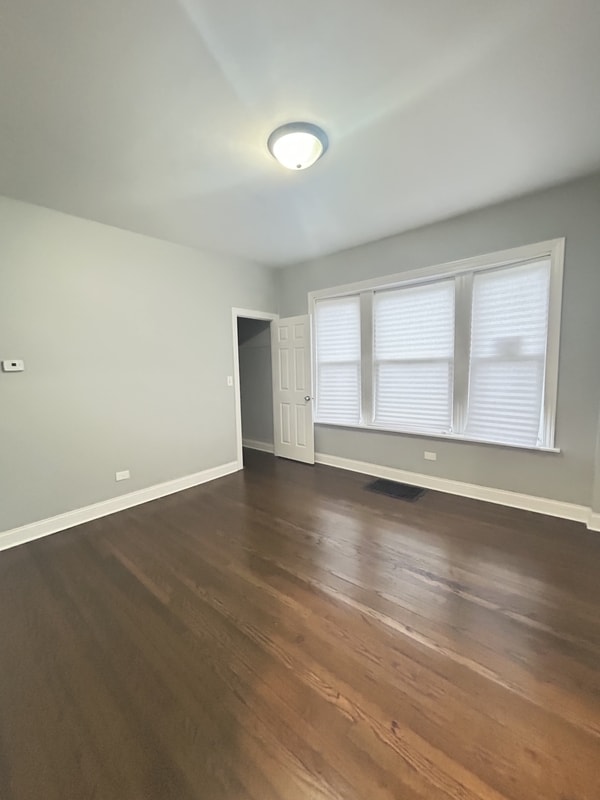 Building Photo - 1852 W 58th St