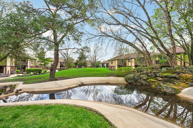 Building Photo - 1700 Lakecliffe Dr