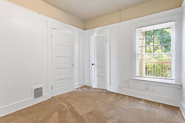 Building Photo - 1 Bedroom with den close to SW! Walking di...