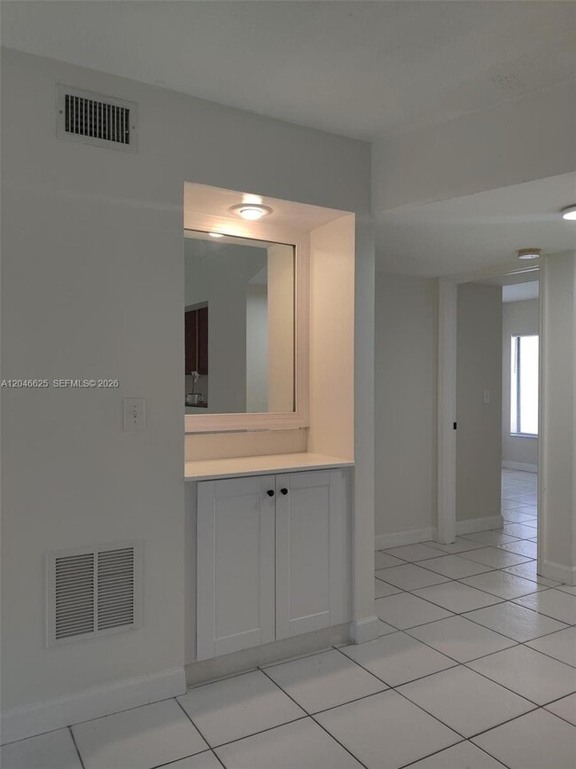 Building Photo - 300 E Club Cir