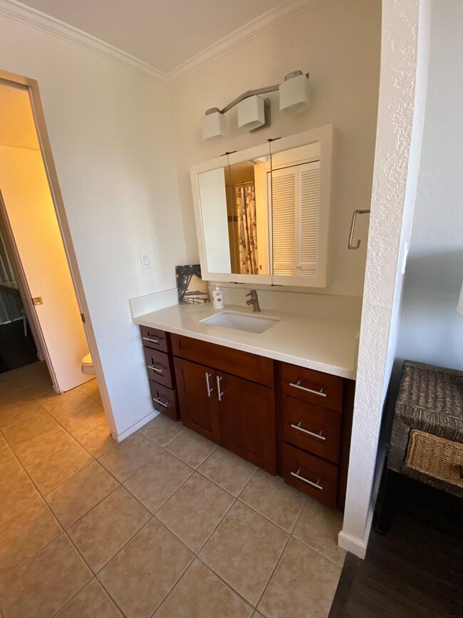 Building Photo - Monte Vista: 2-bed, 1-bath fully furnished...