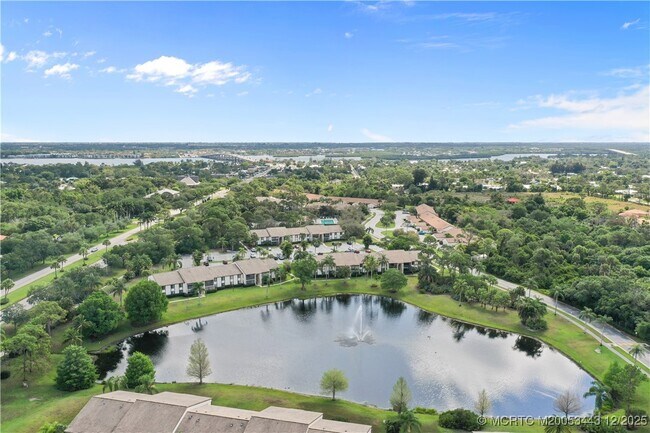 Building Photo - 1544 SW Silver Pine Way