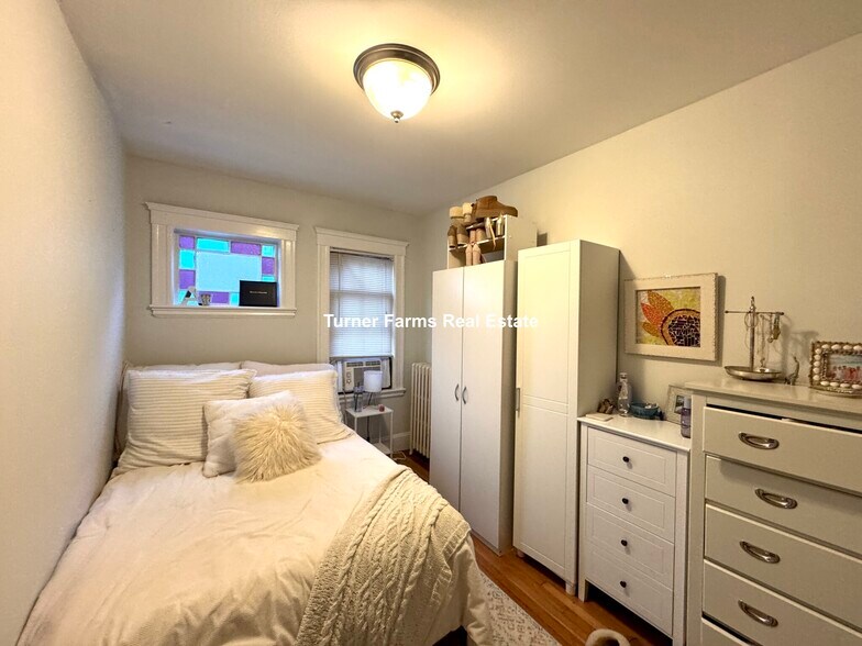 Building Photo - 202 Calumet St