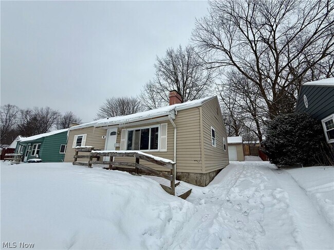 Building Photo - 883 Kickapoo Ave