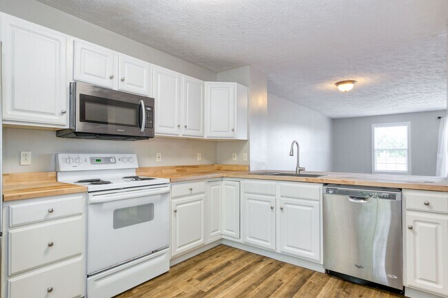 Building Photo - 3 bed / 3 bath. Parking. Pet Friendly.
