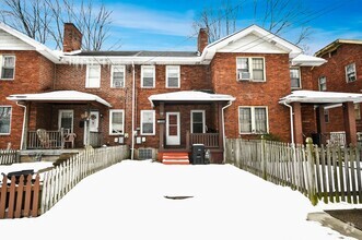 Building Photo - 2 Bed/1Bath Single Family Row House - Sect...