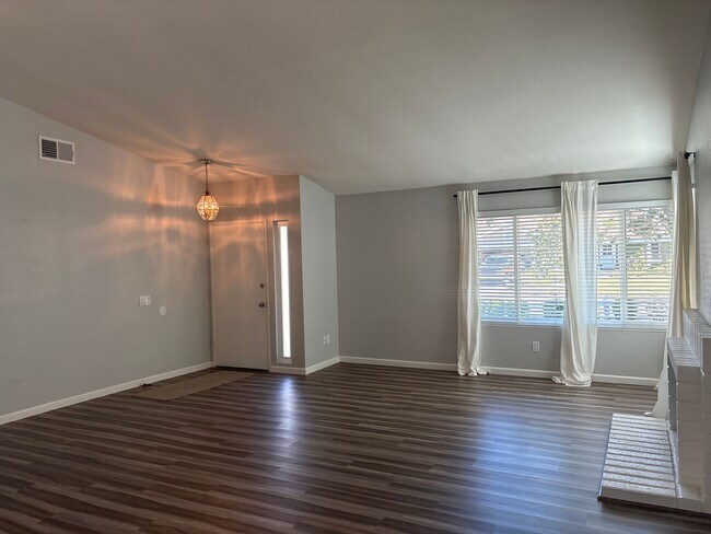 Building Photo - Nice 4 bedroom, 2 bath home