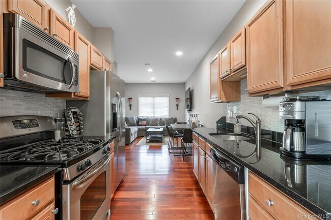 Building Photo - 330 Maple Ave