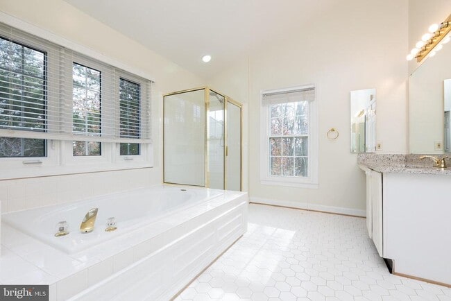 Building Photo - 14209 Floral Park Dr