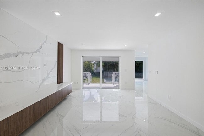 Building Photo - 242 Palm Ave