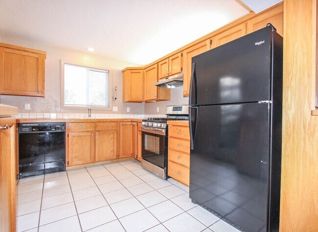 Building Photo - Home located in Pines & Boulders with Views!