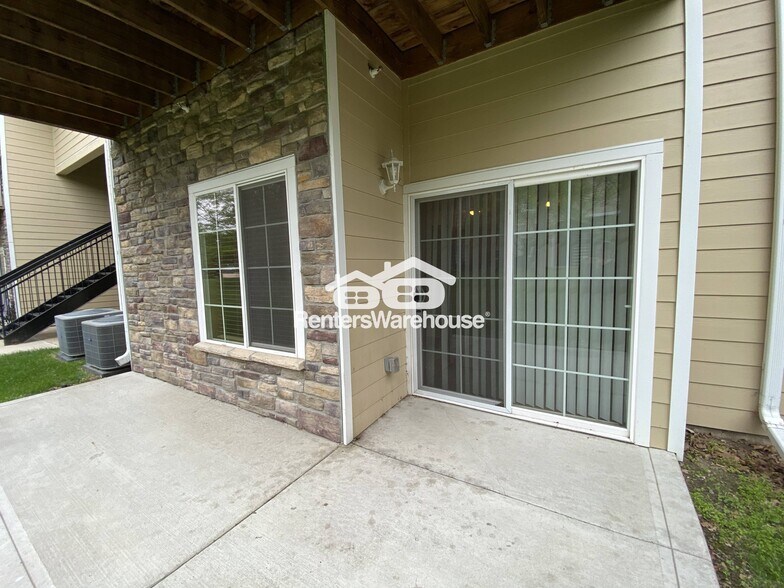 Building Photo - 2000 Meadow Ct