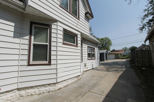 Building Photo - Large 5 Bedroom Home! Available Now.  Plen...