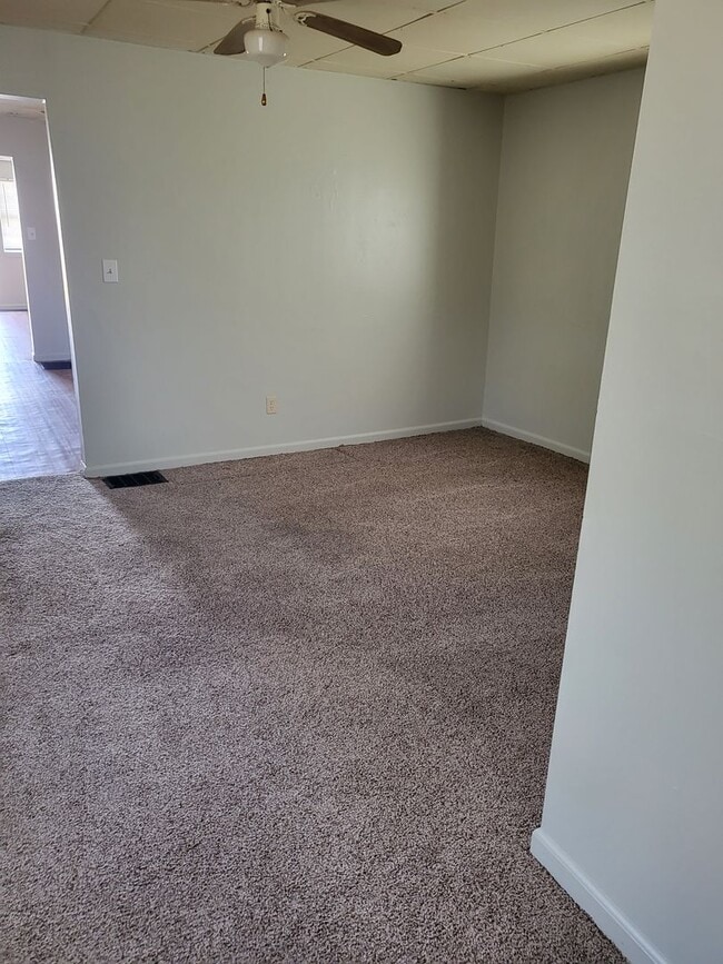 Building Photo - 1 bed house with washer dryer hook up