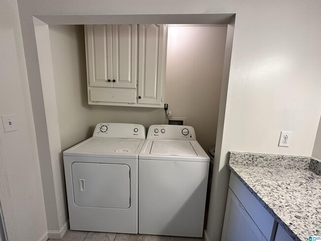 Building Photo - 415 Skyview Dr