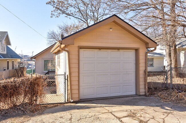 Building Photo - Newly Renovated Two Bedroom!