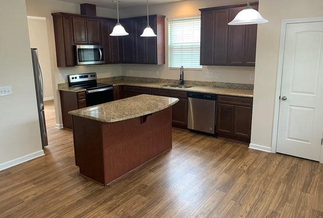 Building Photo - Spacious 5 Bedroom, 3 bath home in Greensb...