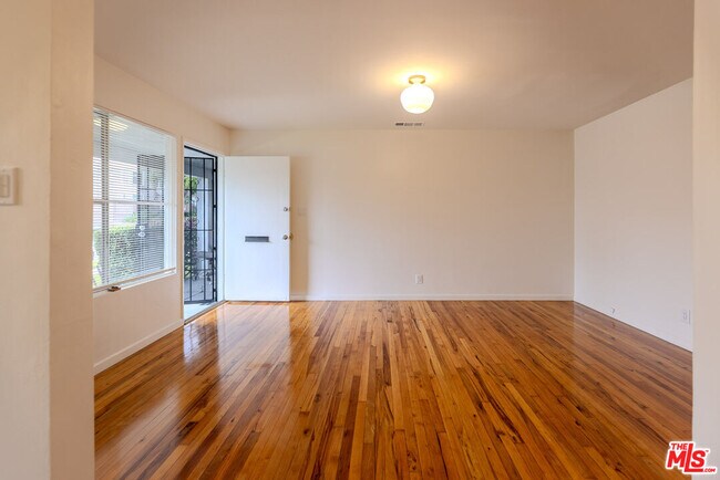 Building Photo - 302 N Maple St