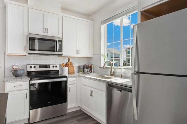 Building Photo - Lower 2 bed 1 bath townhome with garage an...