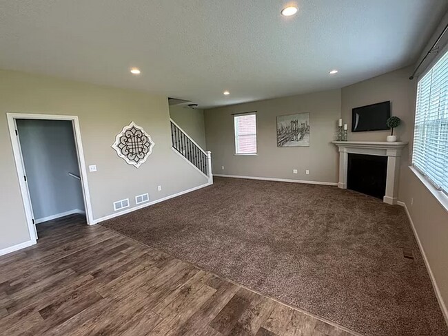 Building Photo - Gorgeous 5 Bedroom, 3.5 Bath Single Family...