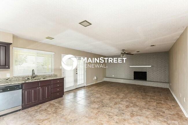 Building Photo - 3 Bedroom Pet-Friendly Home in Fort Worth, TX with Main Street Renewal