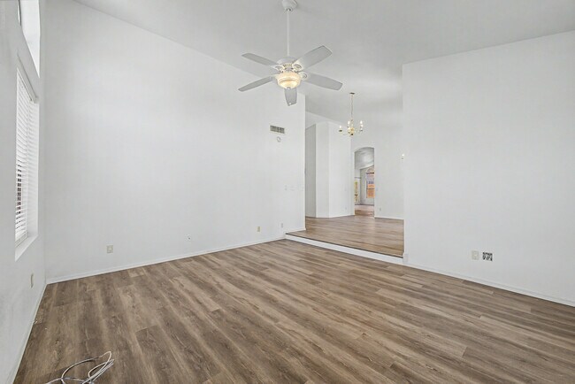 Building Photo - 3103 N Meadow Ln