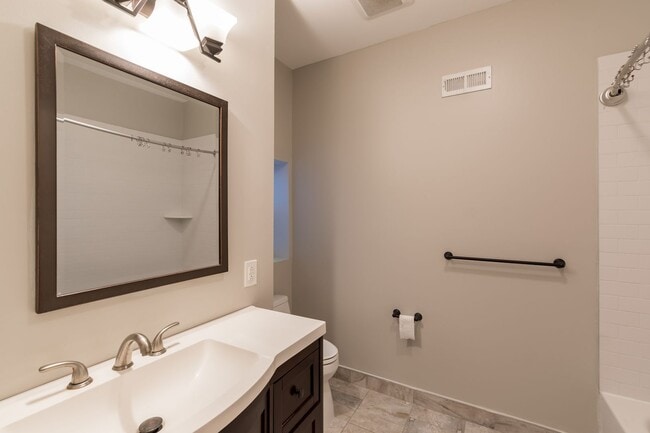 Building Photo - Three Bedroom Graduate Hospital Townhome