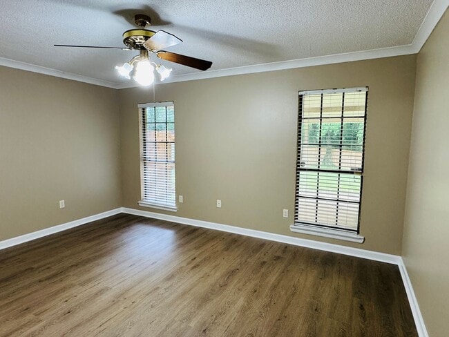 Building Photo - 3- Bedroom Gem !!