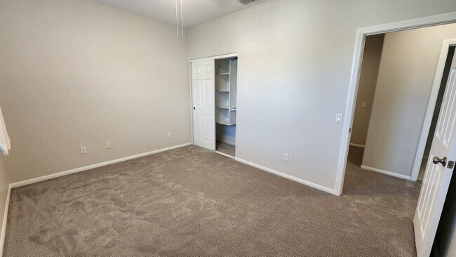 Building Photo - Gorgeous home on the Golf Course in a gated community.