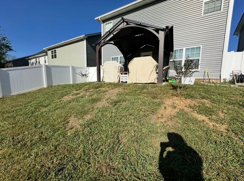 Backyard with pergola & vinyl fence - 4728 Stoneyhurst Ln