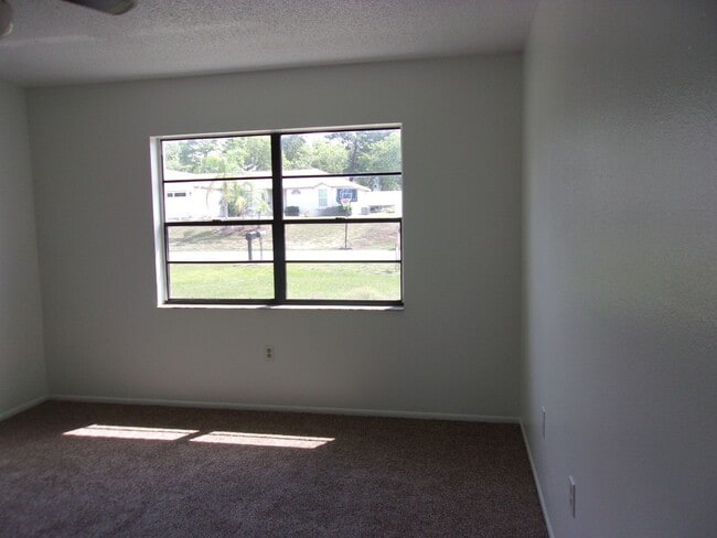 Building Photo - 2261 Maximilian Ave
