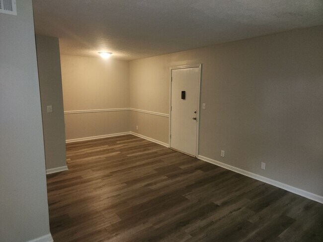 Building Photo - Lovely 1 bedroom 1 bath 2nd floor condo wi...