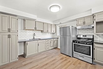 Building Photo - Stunning 4 bedroom in McKees Rocks availab...