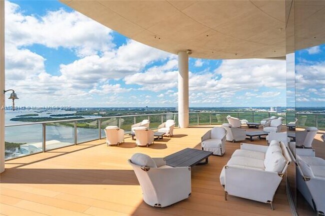 Building Photo - 15701 Collins Ave