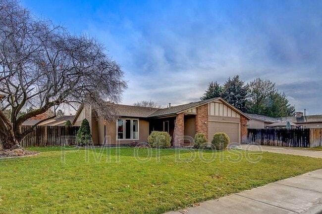 Building Photo - 810 N Horton St