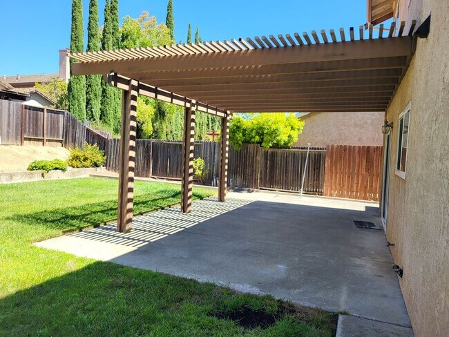 Building Photo - 125 Serpentine Dr