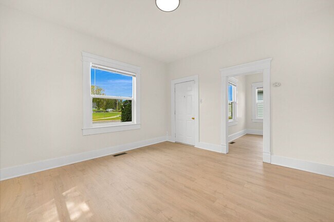 Building Photo - Newly Remodeled Home Available Now!
