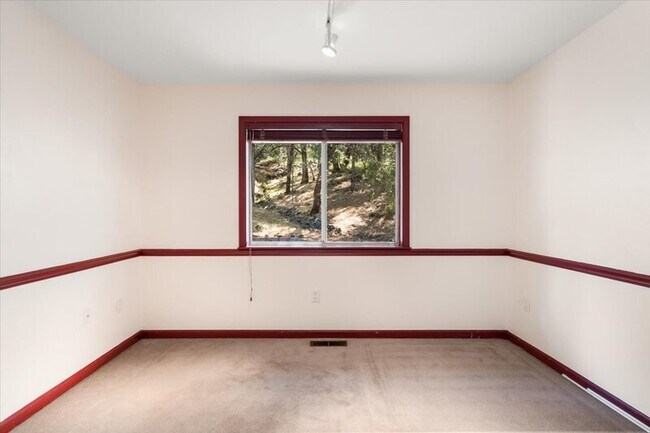 Building Photo - 18610 Jayhawk Dr