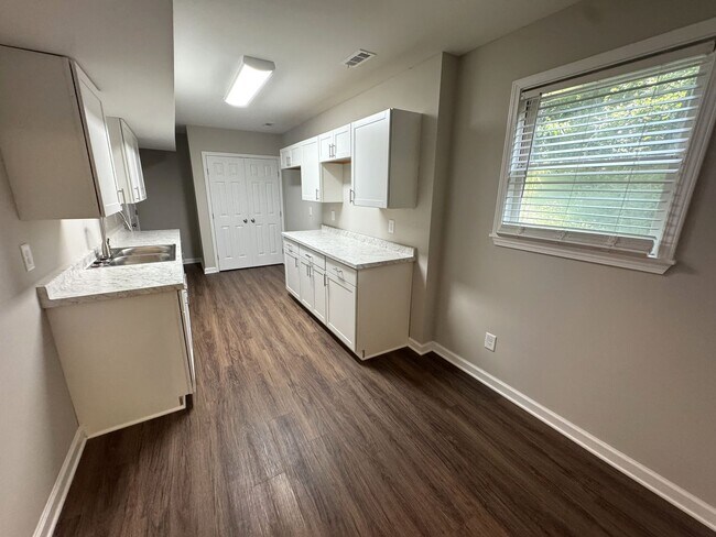 Building Photo - Five Points 6br House