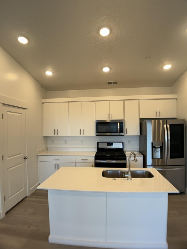 Building Photo - 463 W 60 S